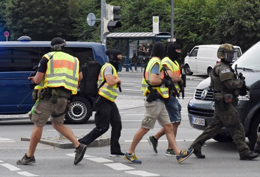 Des policiers en tenue de vacanciers pour traquer le meurtrier de Munich. Une lutte antiterroriste en dilettante ? D. R.